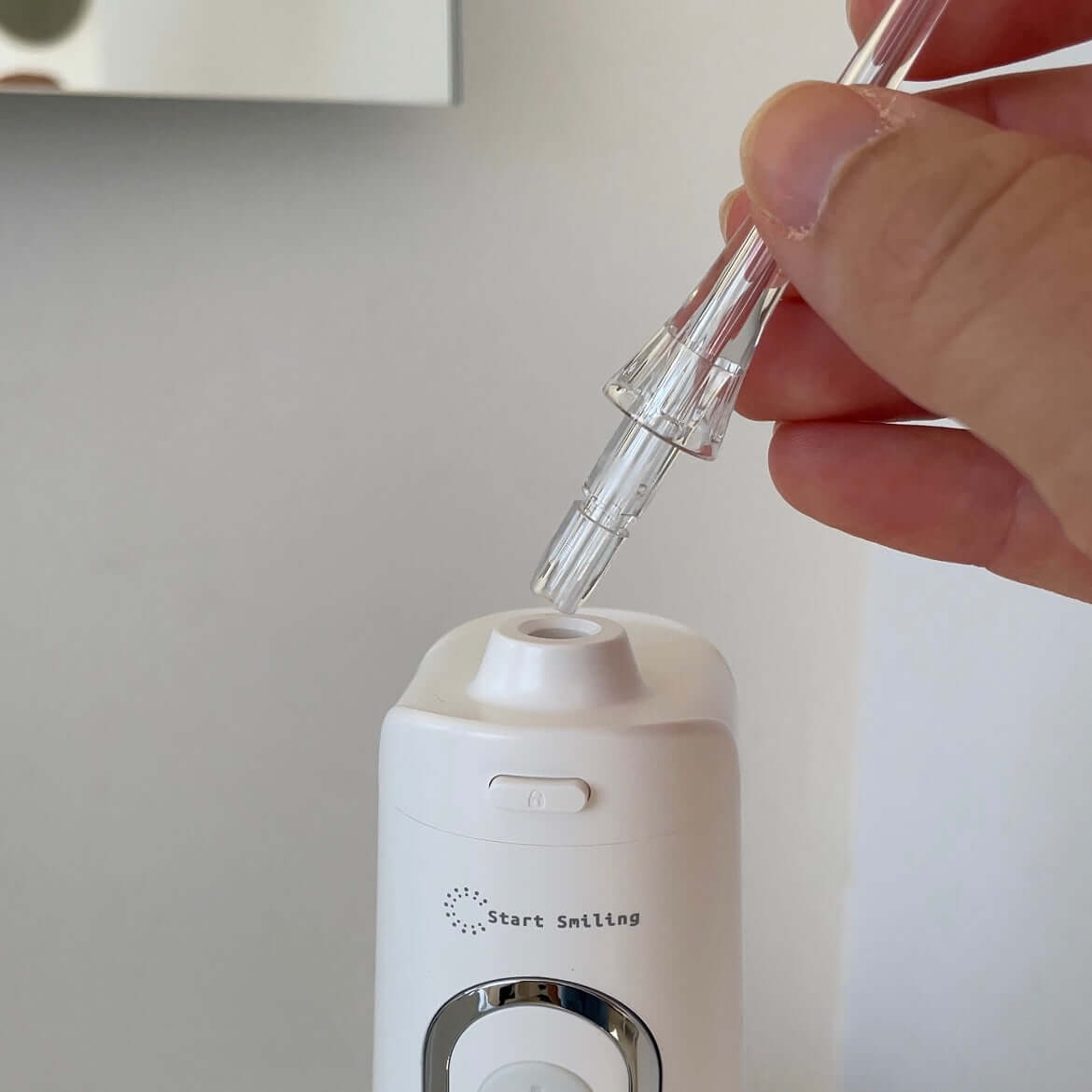 StartSmiling Waterflosser Pro munddusj, der viser en moderne vandflosser til at rense tænder effektivt på 60 sekunder.
